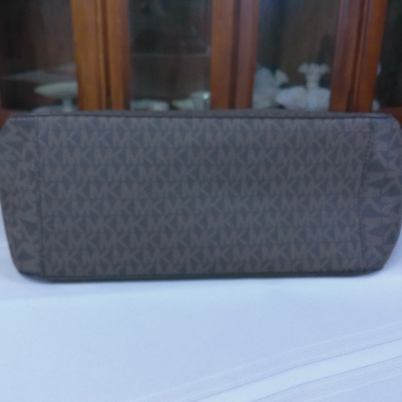 LKNW Michael Kors Signature Lg Chain Shoulder Bag GoldTone Accents(No Call Outs) - Picture 6 of 16